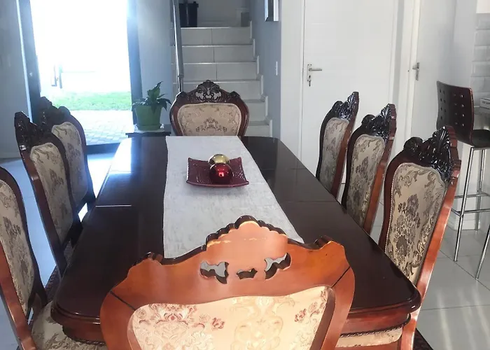 5 Bedroom Holiday Home