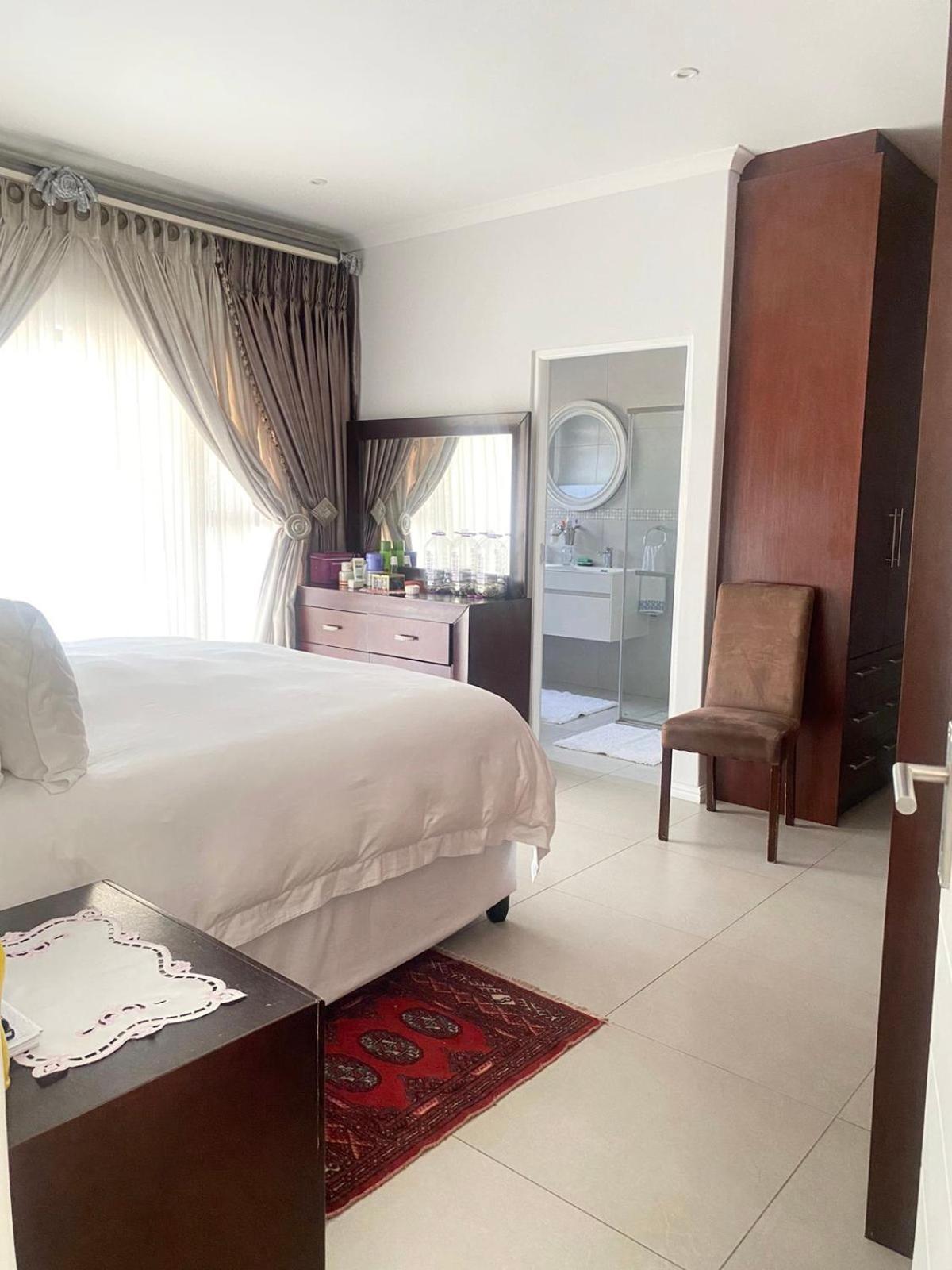 5 Bedroom * Cape Town